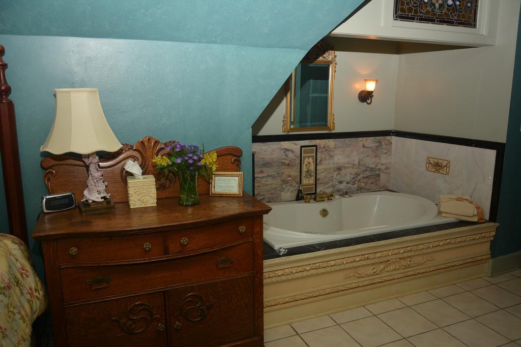 The Brumder Mansion Милуоки Номер фото