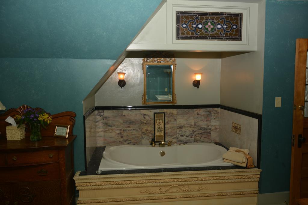 The Brumder Mansion Милуоки Номер фото